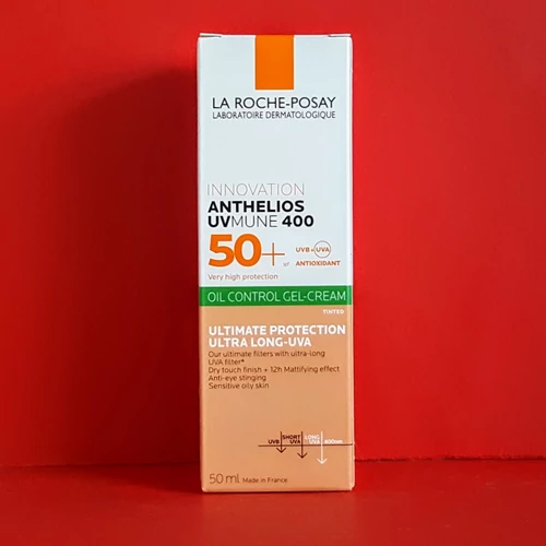 Anthelios UVMUNE 400 Oil Control napvédő gél-krém arcra színezett SPF50+  